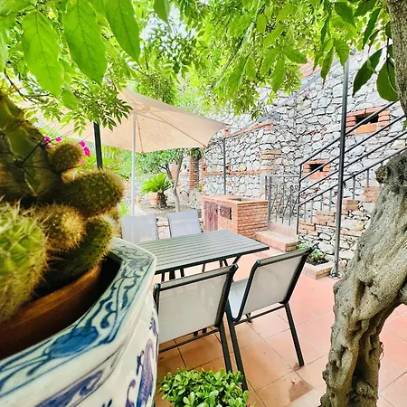 Amaurusa Boutique Hotel *